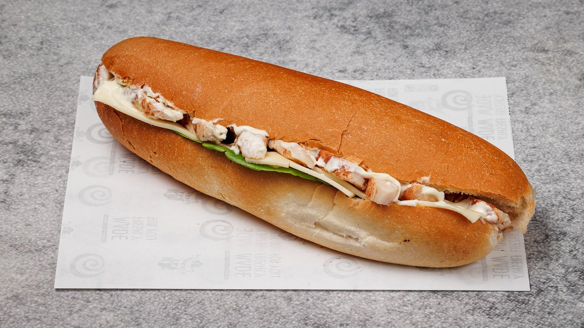 Sandwich Λευκό με Φιλετάκια Κοτόπουλο, Gouda, Μαρούλι και Sauce Μουστάρδας